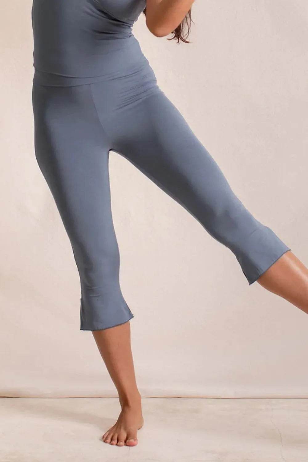 Side Slit Capris Leggings Trendsi 3327fe6f-5a11-46fc-a029-7f0cbdf1f409-Max