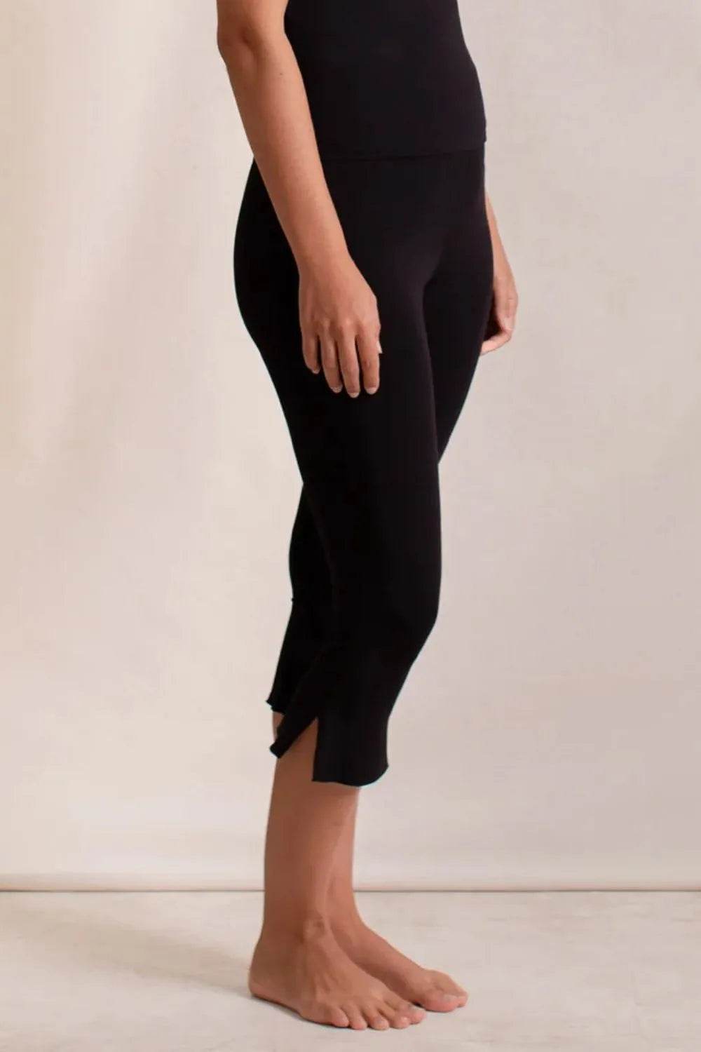 Side Slit Capris Leggings Trendsi 35a6b8e3-0da1-41af-8ae5-1e3cb846ecc8-Max