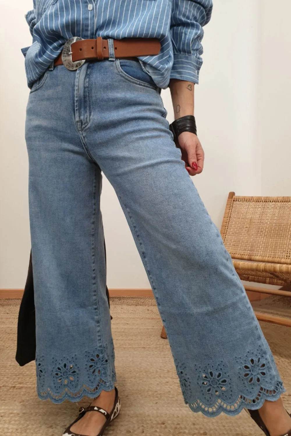 Lace Detail Cropped Wide Leg Jeans Trendsi 3b88f147-3188-4239-b857-c5f936a81e91-Max-Origin