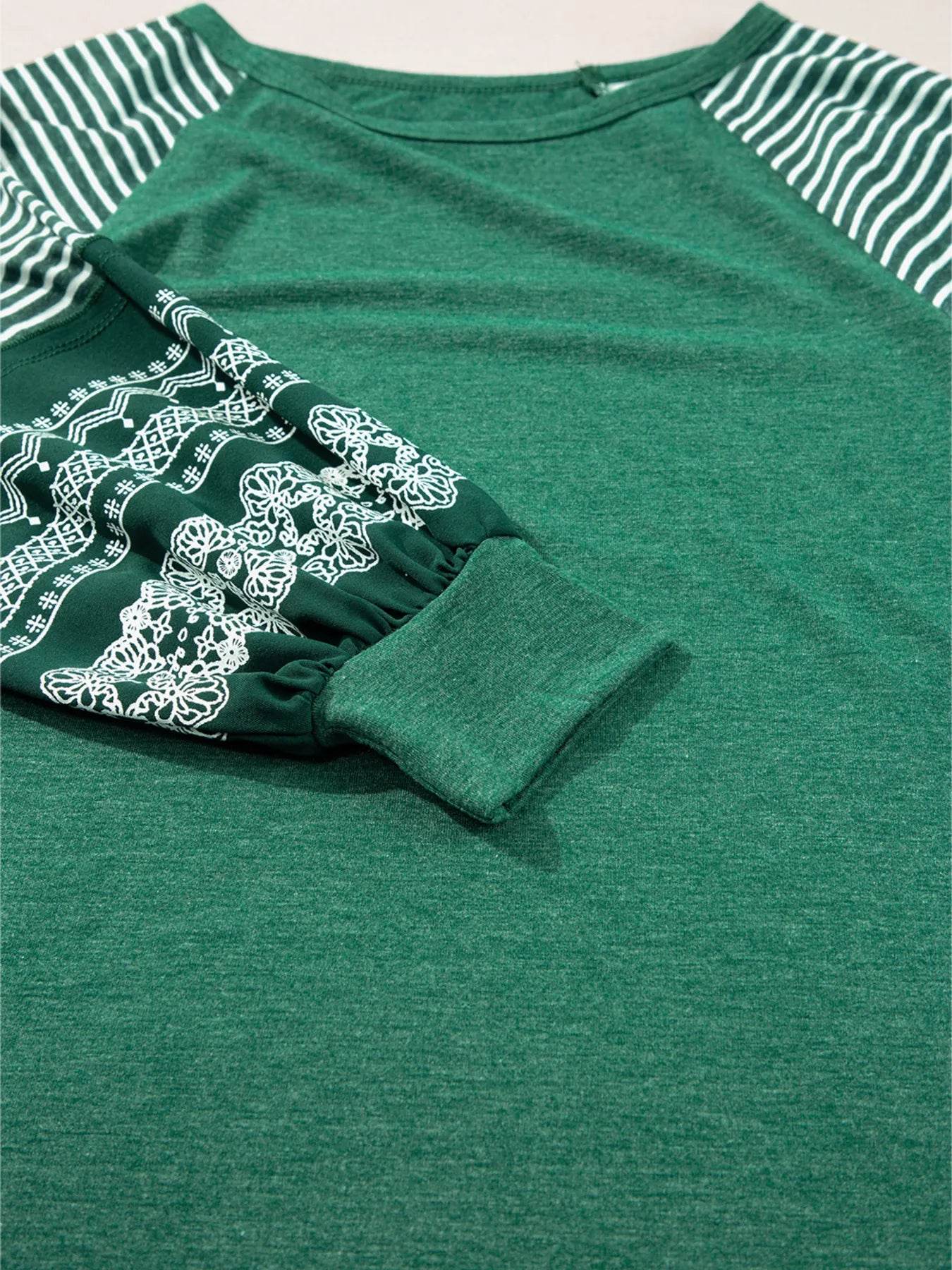 Contrast Print Striped Raglan Long Sleeve Loose Top Trendsi 42fd3e3a3e524a0eaddc1aed2bb007a4-Max-Origin