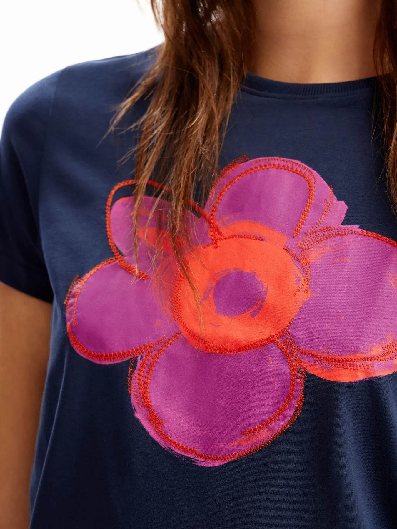 Flower Graphic Round Neck T-Shirt Trendsi 432f69e15562495b9e4655c3736c6804-Max-Origin
