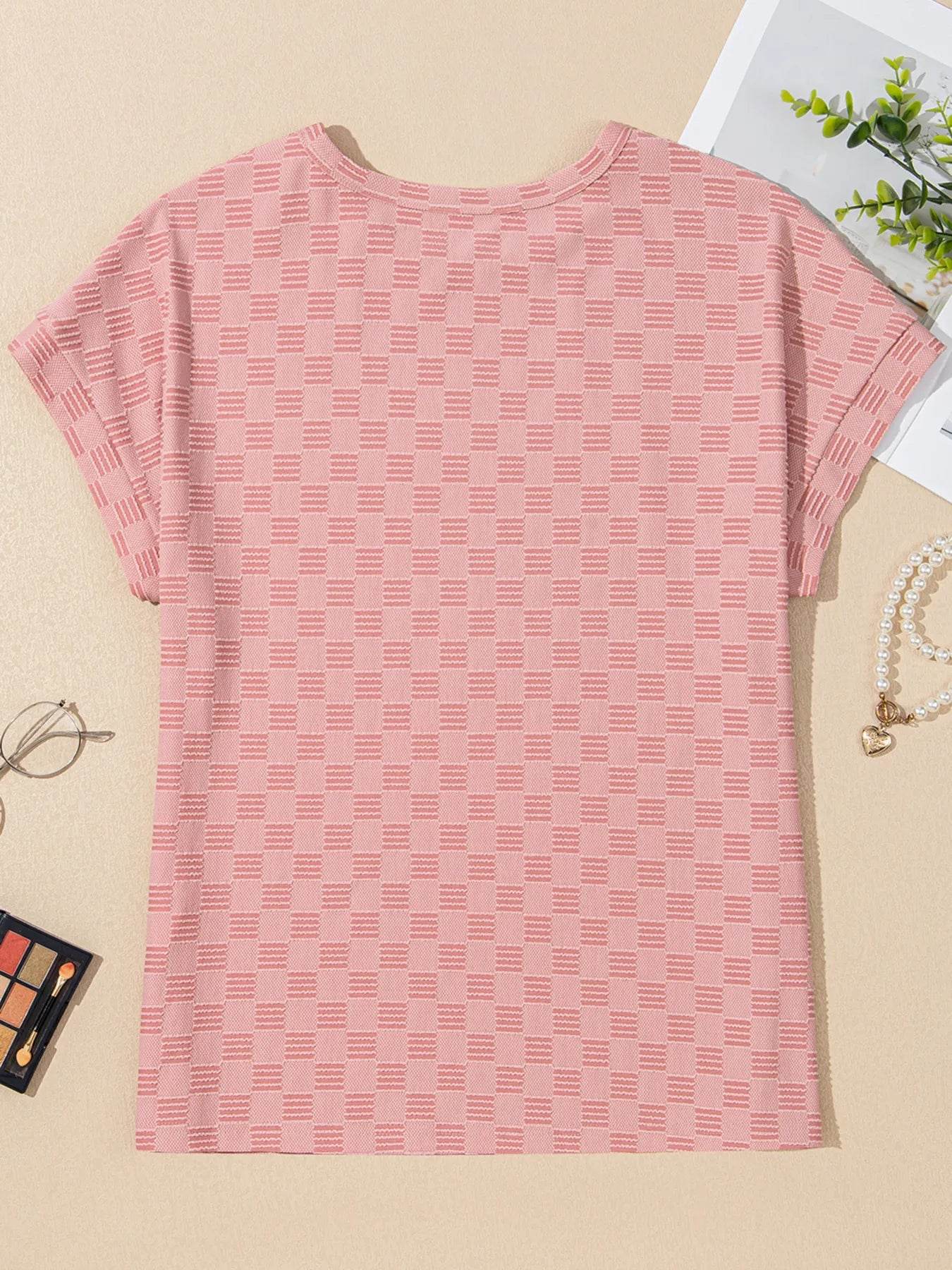 Checkered Textured Round Neck T-Shirt Trendsi 53ec3c2c0bd1421dbbd0aa5ebd0536da-Max-Origin