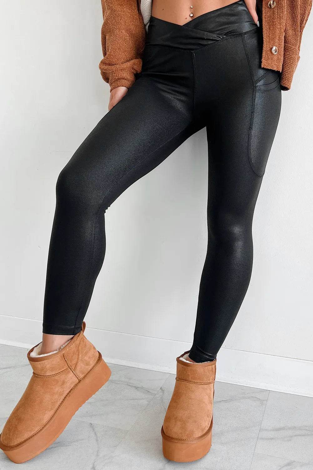 Pocketed V-Cut Waist Leggings Black Trendsi 568ae045-f902-43c4-aa2b-767fa4d51303-Max