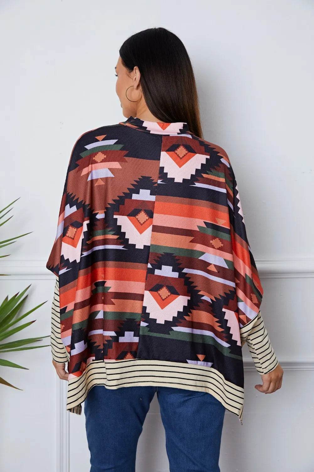 Geometric Striped Splicing Round Neck Blouse Trendsi 5fdf4000-1256-4c52-af4c-cc839eb3c124-Max