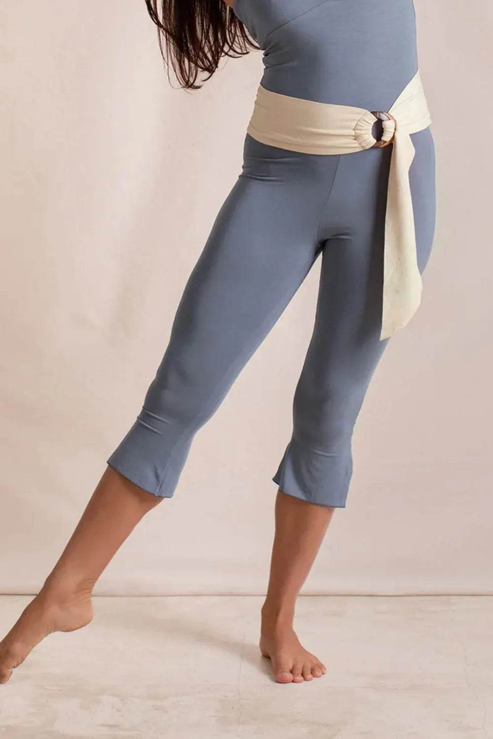 Side Slit Capris Leggings Trendsi 739b94b9-06e9-4ddb-9e03-191c333f5cb8-Max