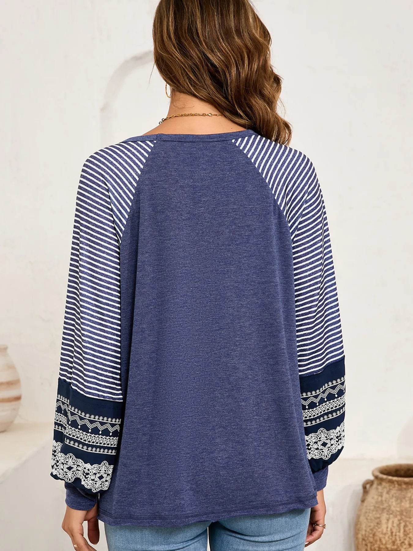 Contrast Print Striped Raglan Long Sleeve Loose Top Trendsi 7e5b316ea28043f9bfcc7bedb4d24e0a-Max-Origin