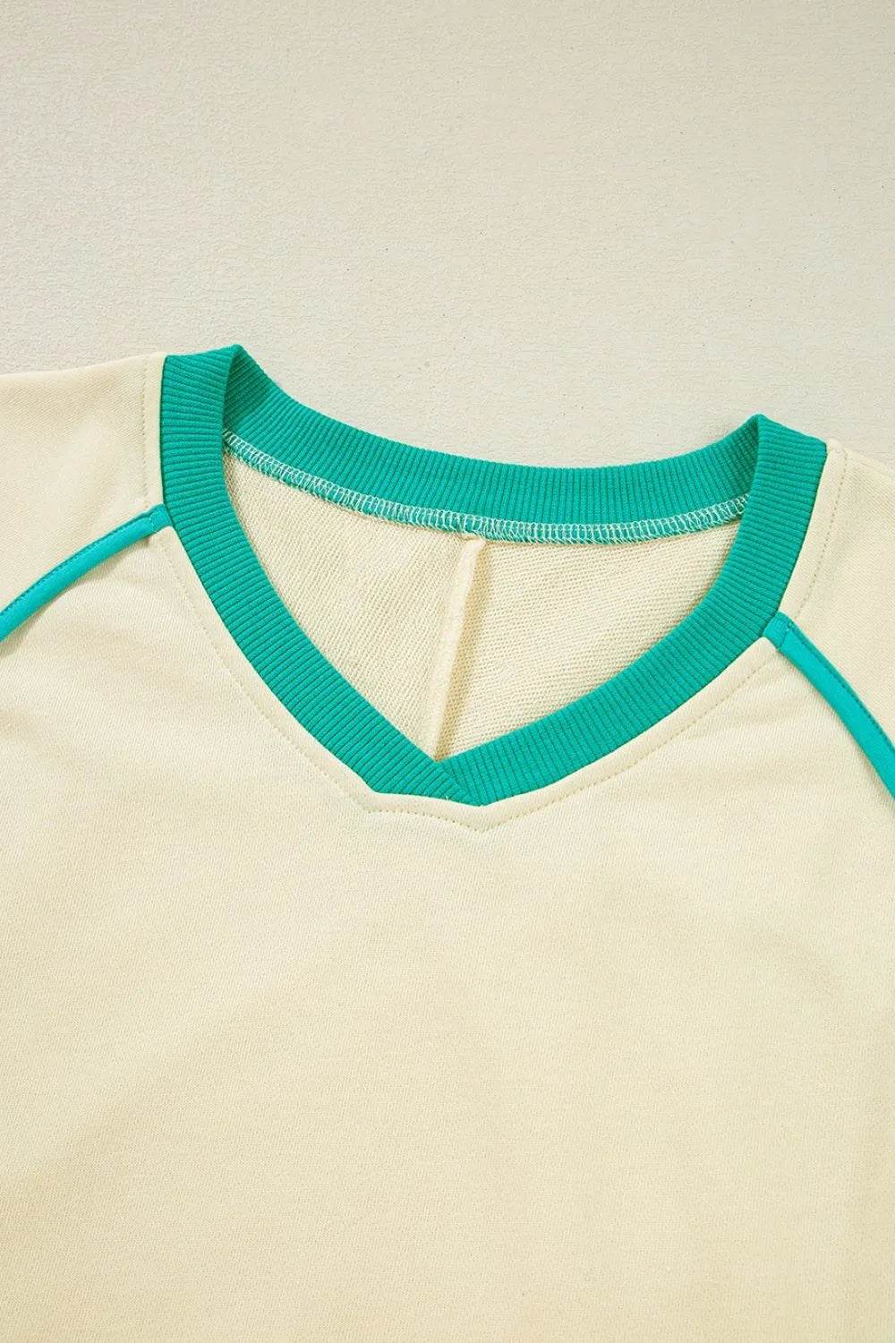 Contrast Round Neck Top and Shorts Set Trendsi 8b1462be-fdfa-4b43-b3f3-77101e69248b-Max-Origin
