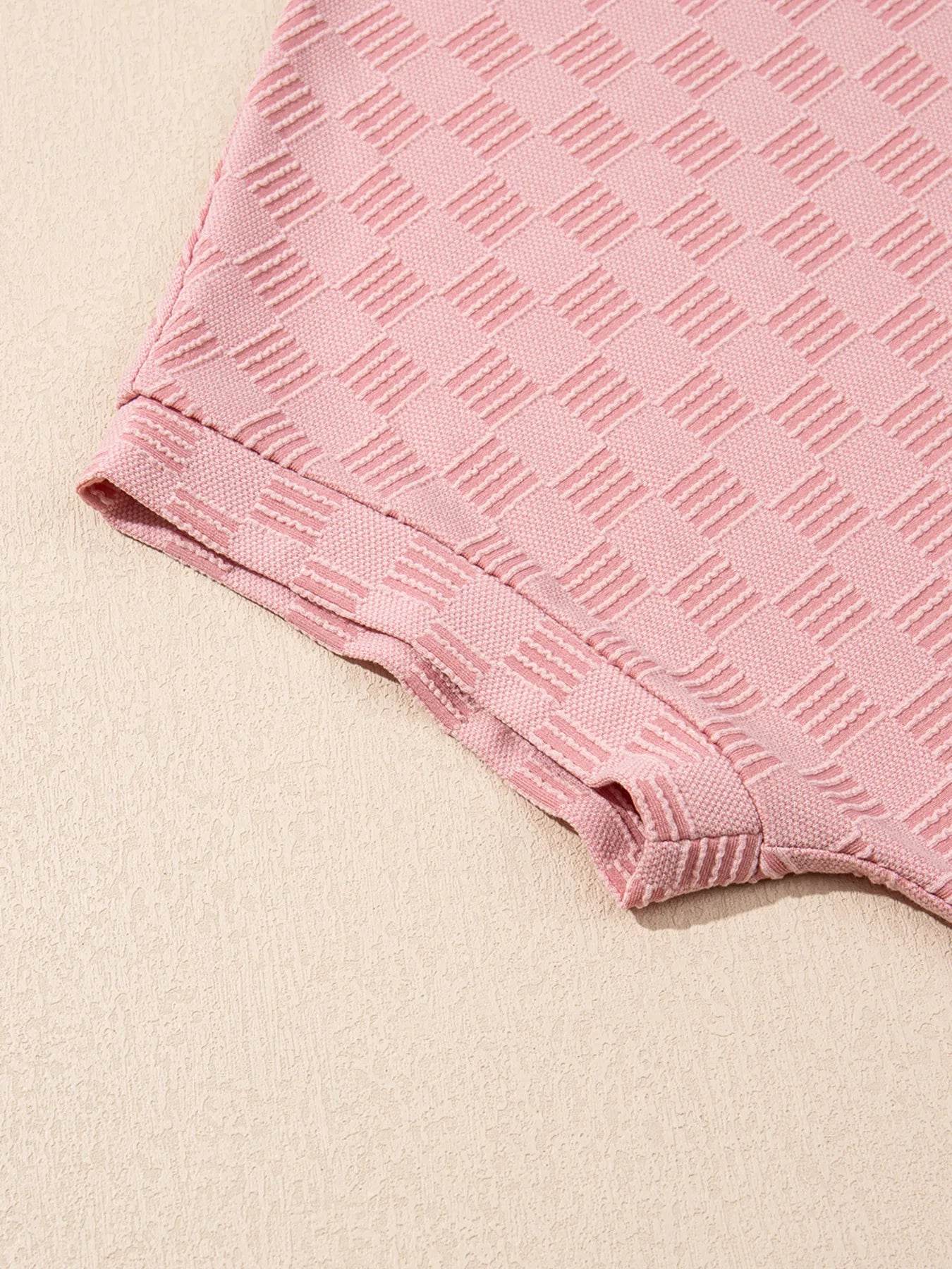Checkered Textured Round Neck T-Shirt Trendsi 8cdc572405b341d8a35e49e5ab438617-Max-Origin