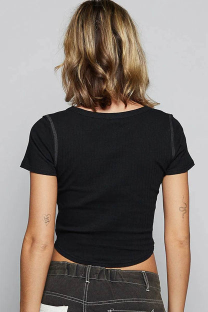 POL Contrast Stitching Round Neck Crop T-Shirt Trendsi 956335ee-af13-49a7-a427-71168ba6bed8-Max-Origin