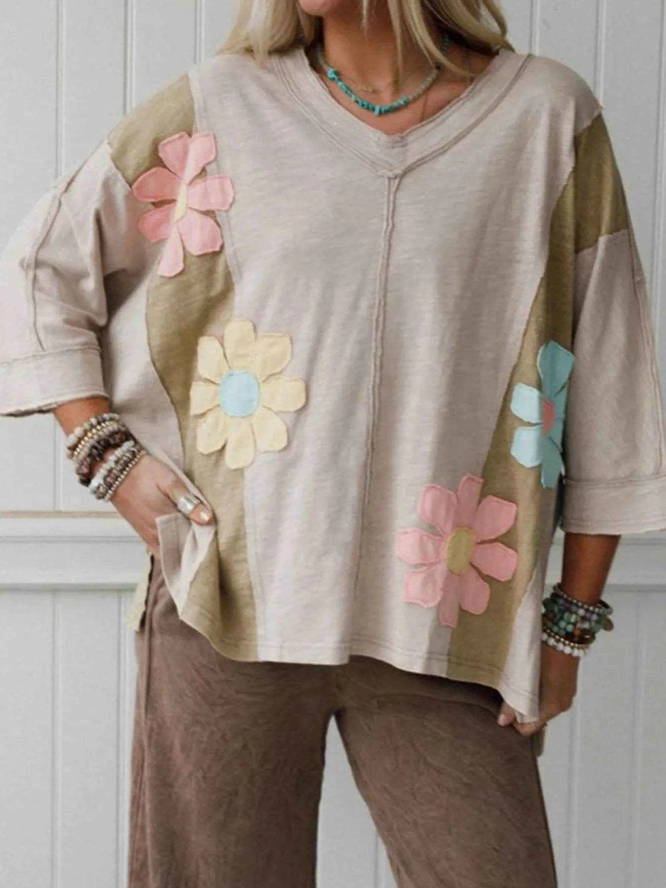 Floral Patch Color Block V-Neck T-Shirt Beige Trendsi a2c68fa5-14b4-41aa-85fa-93f007b5198c-Max-Origin