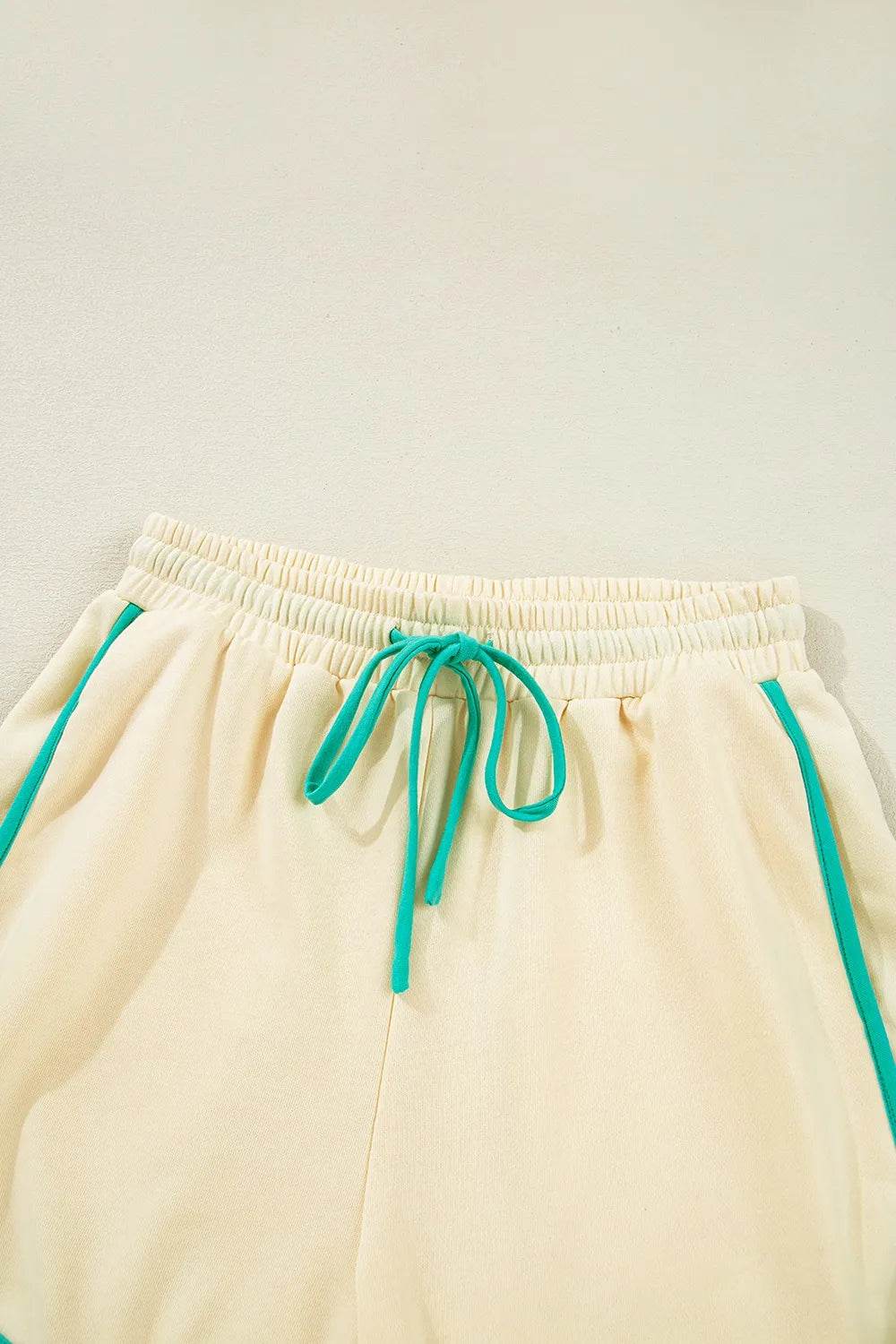 Contrast Round Neck Top and Shorts Set Trendsi c4b5cac1-4fc2-4c55-b3da-175f7daab51f-Max-Origin