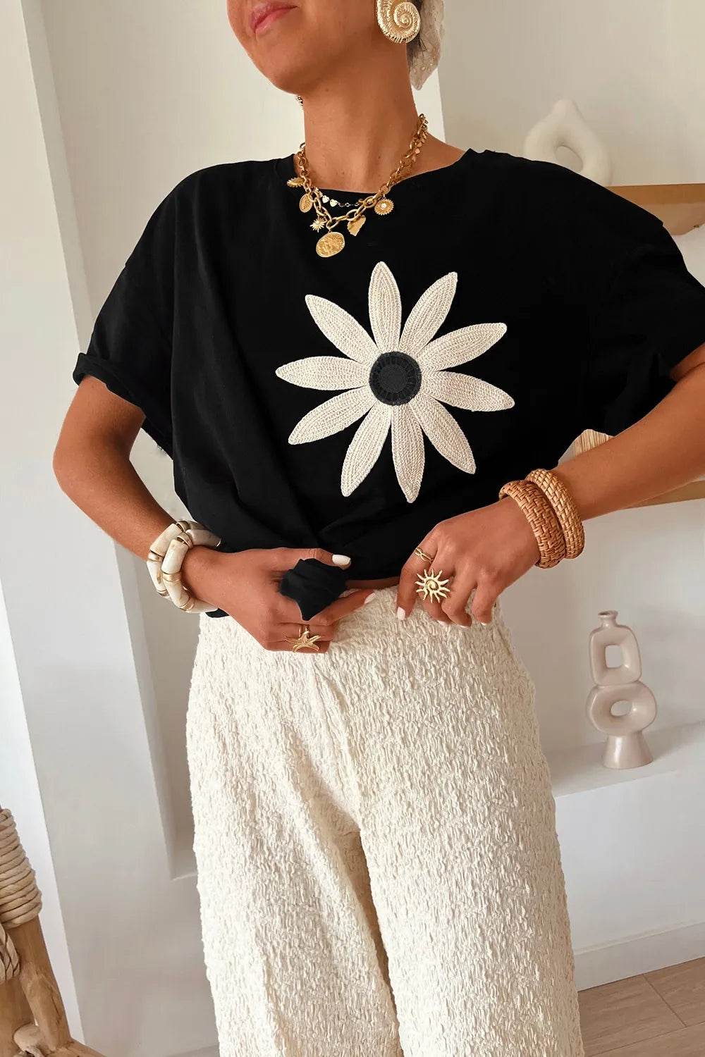 Casual Daisy Patch Round Neck T-Shirt Trendsi d1ccffa3-e563-4b3f-8f59-2d0f01b9b0c3-Max-Origin