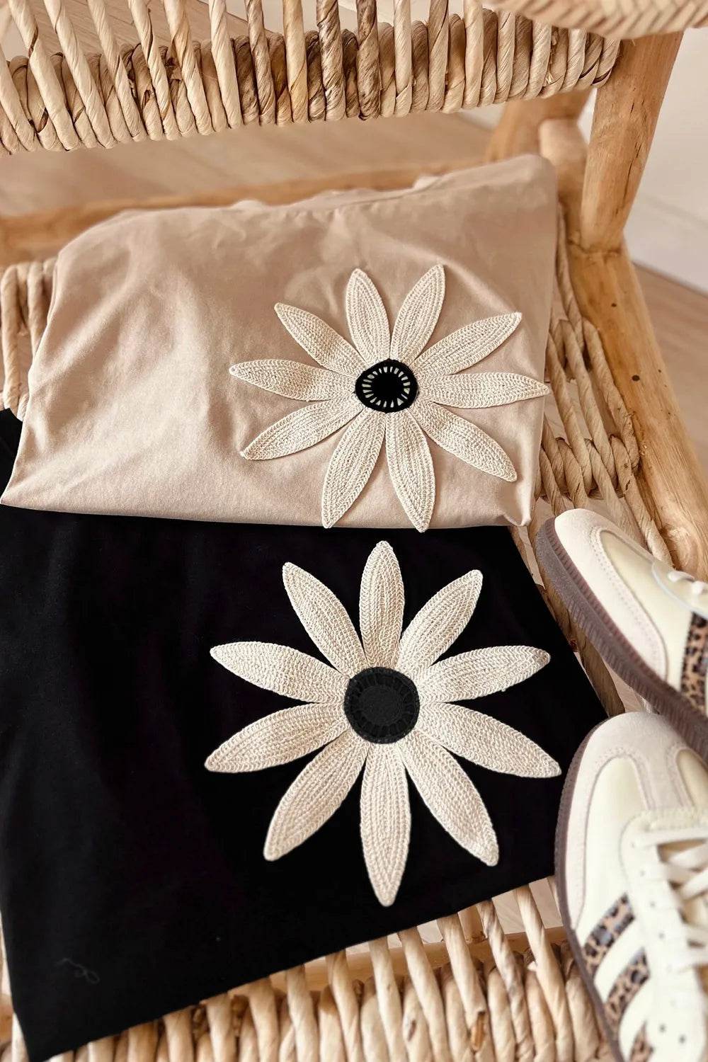 Casual Daisy Patch Round Neck T-Shirt Trendsi d388e696-ddfe-45e9-b136-5e97b8056208-Max-Origin