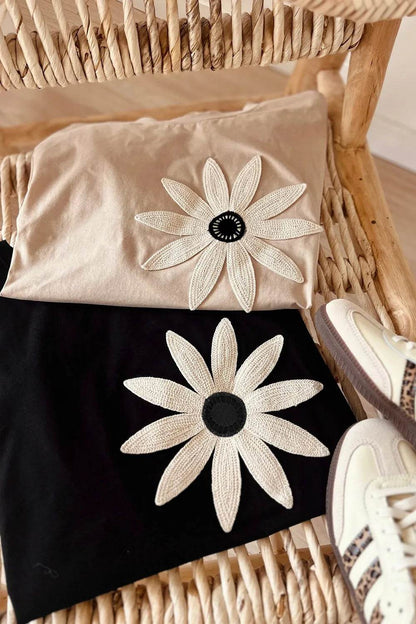 Casual Daisy Patch Round Neck T-Shirt Trendsi d388e696-ddfe-45e9-b136-5e97b8056208-Max-Origin