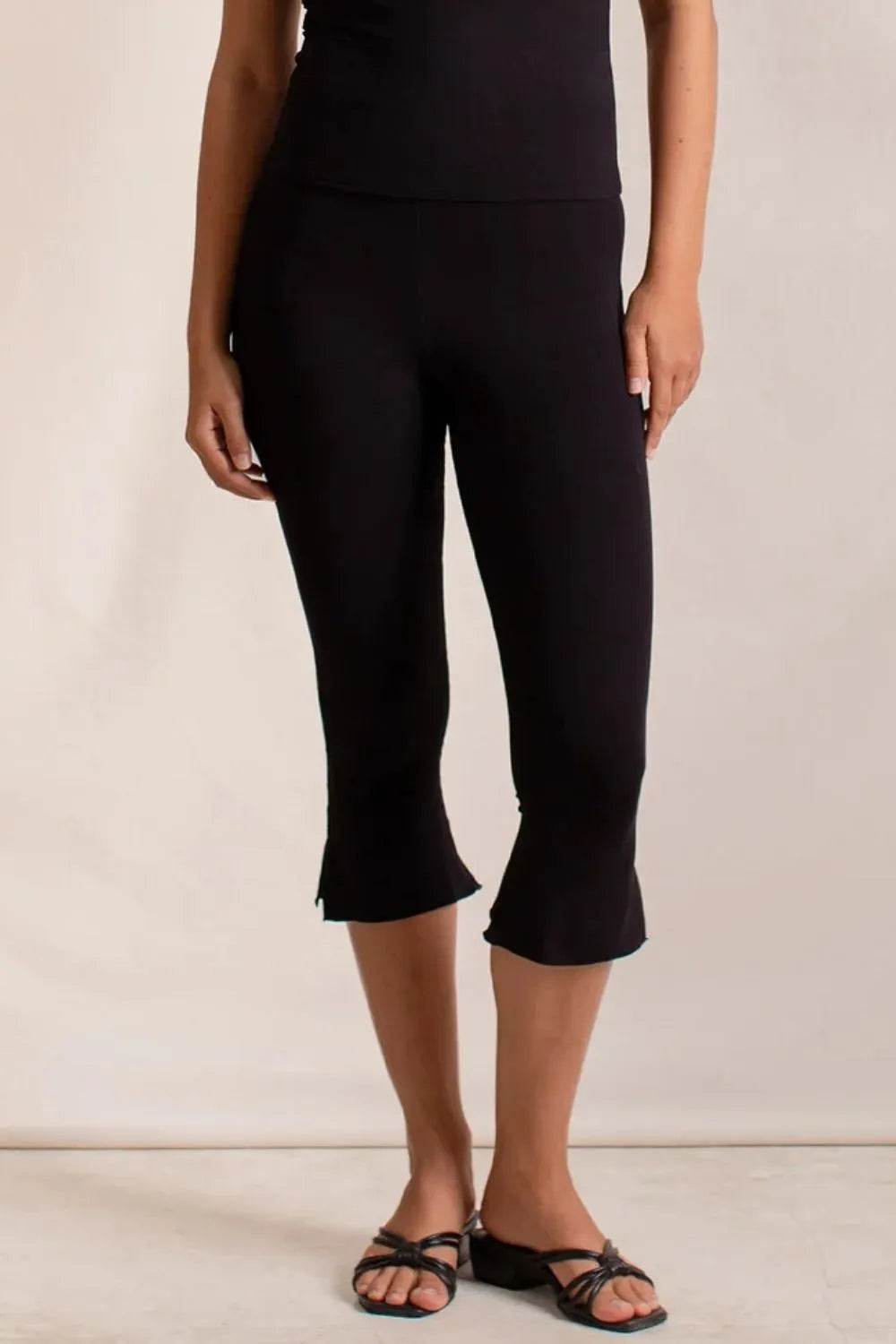 Side Slit Capris Leggings Black Trendsi dff69a7b-c8e2-402d-8398-db81257498c4-Max