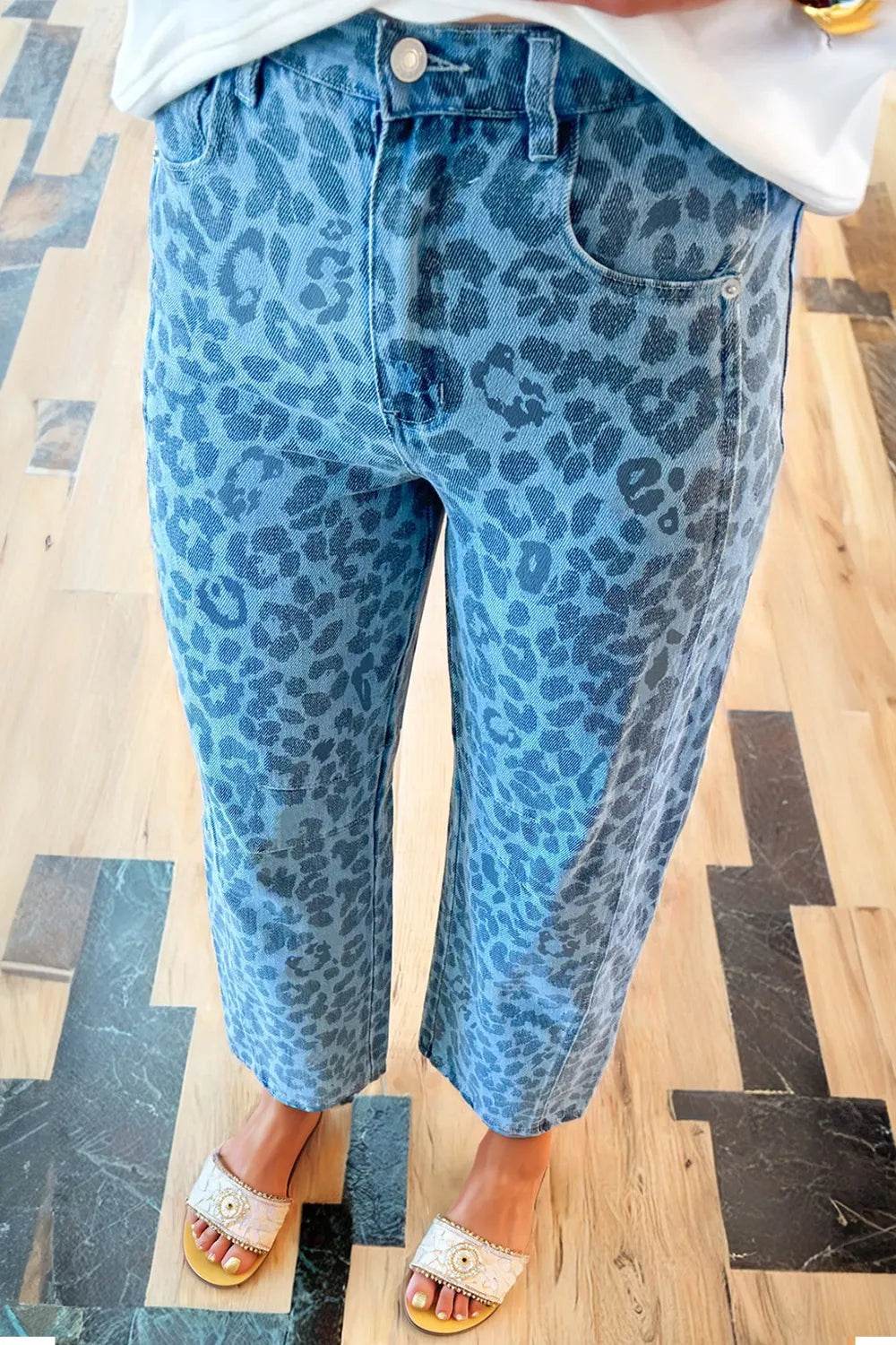 Leopard Print High-Waisted Relaxed Fit Jeans Medium Trendsi f033b75b-95af-4a8d-b913-71e82db0137f-Max-Origin