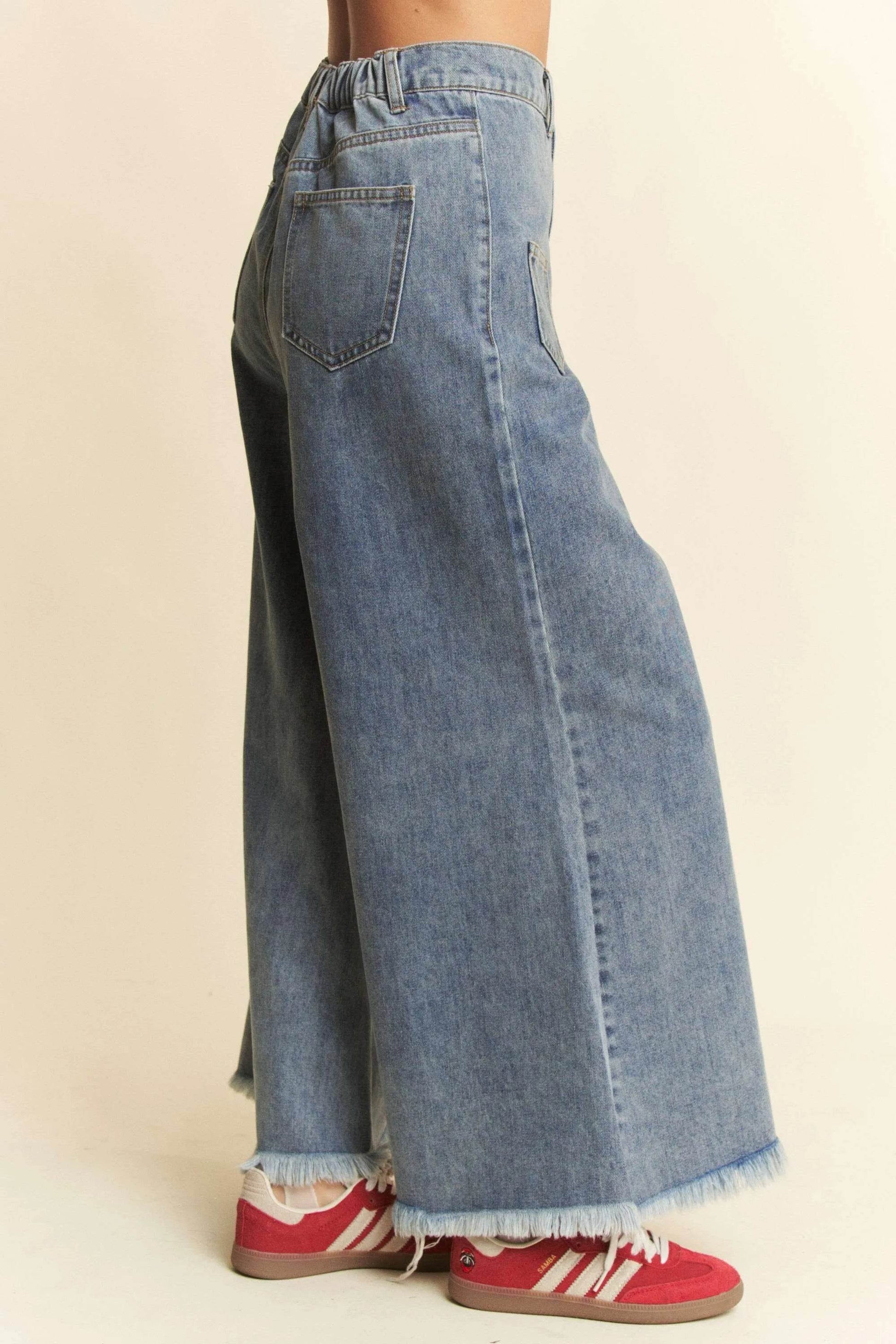 Davi & Dani Patch Pocket Wide Leg Culotte Jeans Trendsi f8637da274294fb1bbe8009c48b04a41-Max-Origin